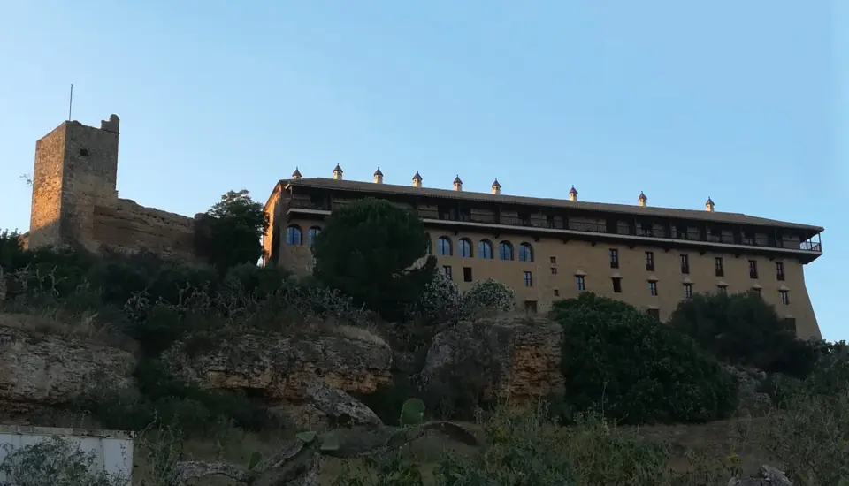 Alcázar del Rey Don Pedro (Carmona) 1 Edificio histórico sobre colina al atardecer