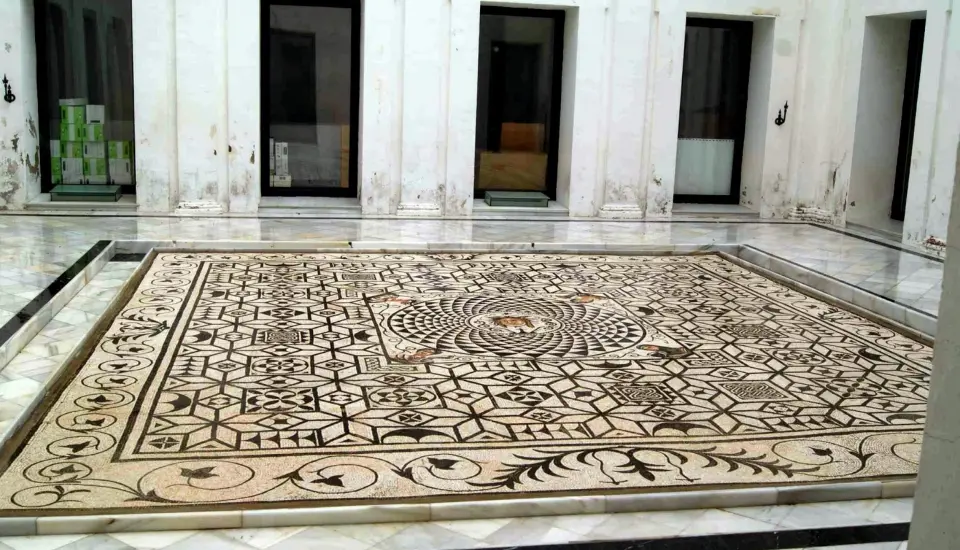 Ayuntamiento (Carmona) 1 Mosaico romano en patio interior de mármol blanco.