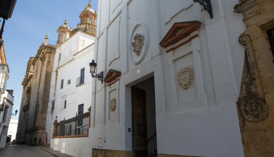 Ayuntamiento (Carmona) Calle estrecha con iglesia barroca en España