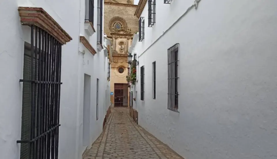 Calle de origen islámico (Carmona) Callejón estrecho con iglesia al fondo en Andalucía.