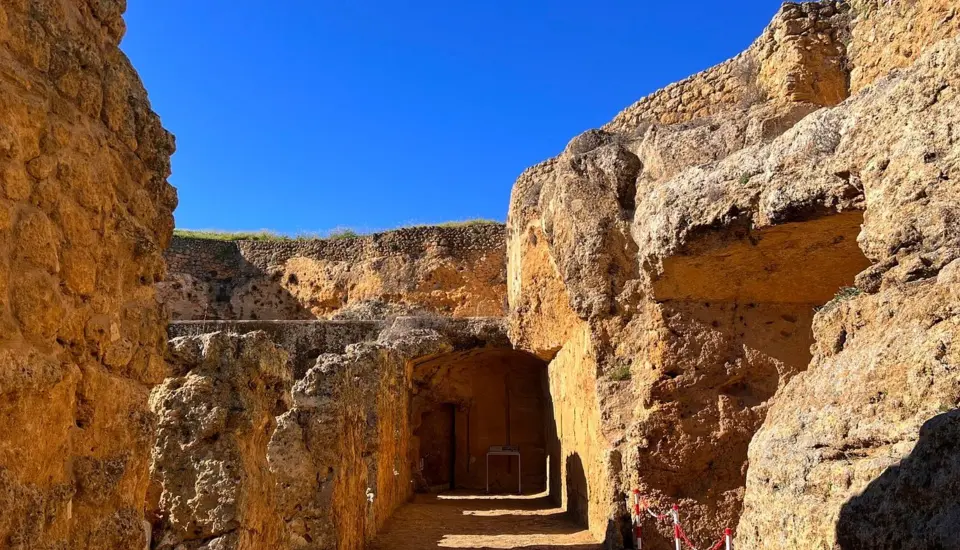 Cantera romana (Carmona) 1 Ruinas romanas bajo un cielo azul despejado