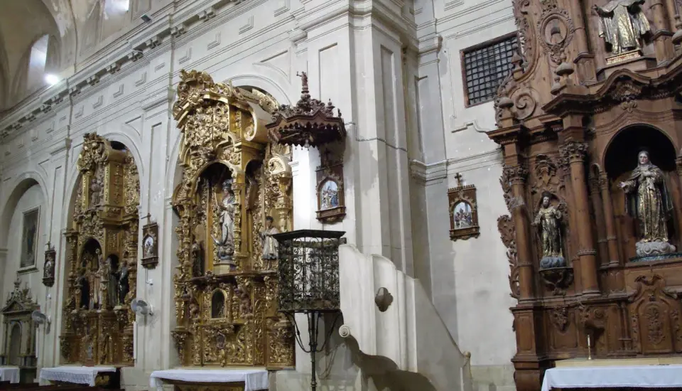 Convento de las Descalzas (Carmona) 1 Retablos barrocos en iglesia, detalles dorados y esculturas.