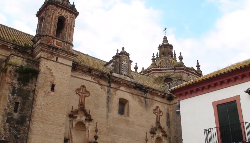 Convento de las Descalzas (Carmona) Edificio histórico de ladrillo con cúpulas adornadas.