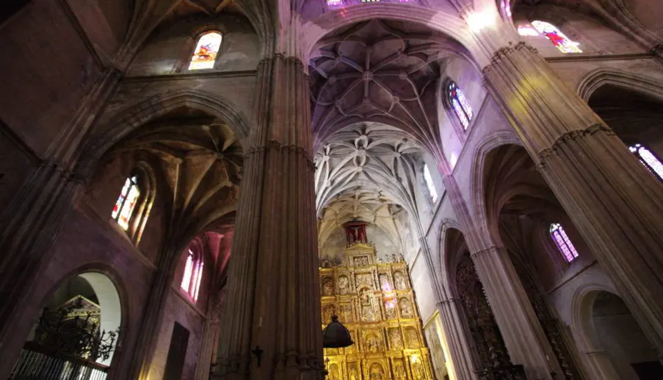 Iglesia de Santa María (Carmona) 1 Interior de una iglesia gótica con vitrales coloridos