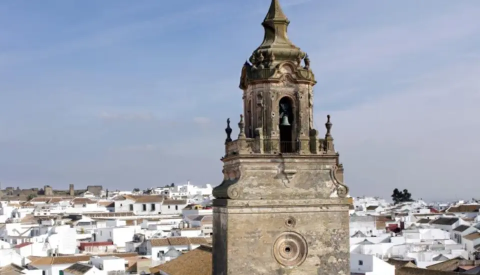 Iglesia gótico-mudéjar de San Bartolomé (Carmona) 1 Campanario antiguo sobre casas blancas