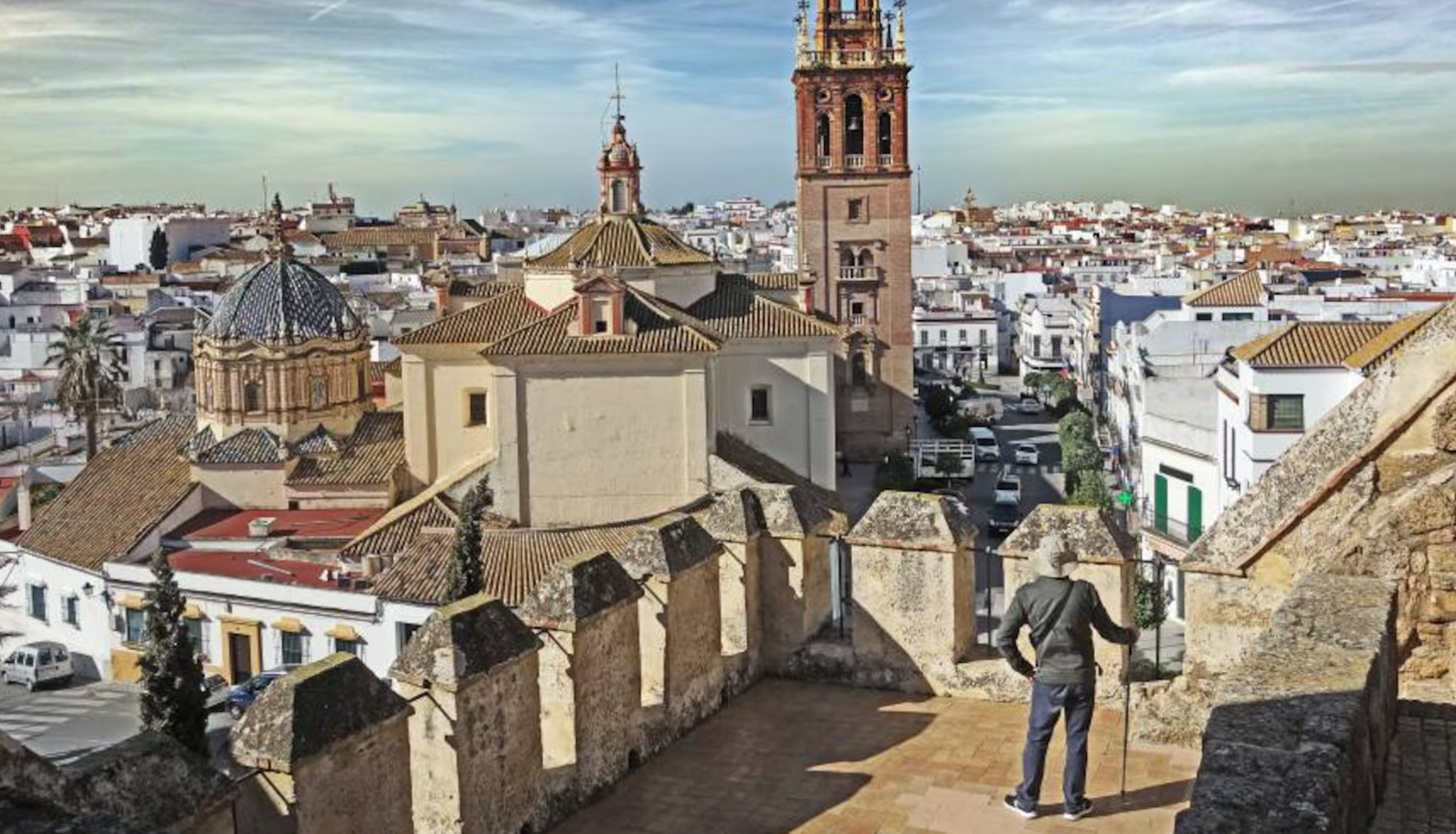 Vista de Écija desde torre con hombre observando