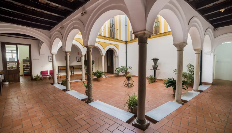 Palacio de los Domínguez (Carmona) Patio interior con arcos y plantas.