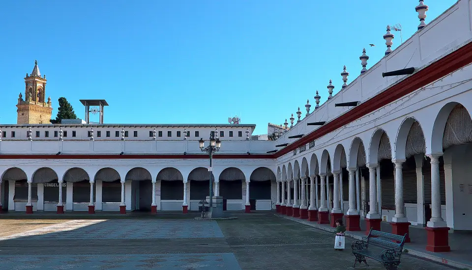 Plaza de Abastos (Carmona) Plaza de toros con arcos y torre medieval