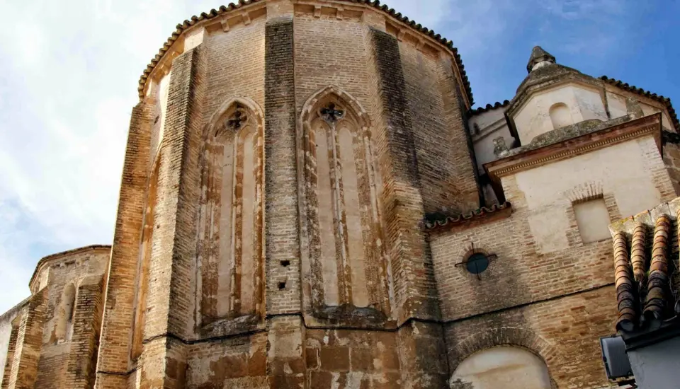 Portada gótica de Santiago (Carmona) Iglesia gótica antigua de ladrillo expuesto.
