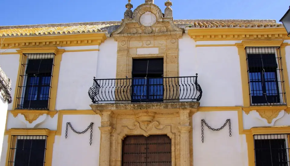 Proyecto nuevo (6) Fachada de edificio histórico con balcón de hierro.