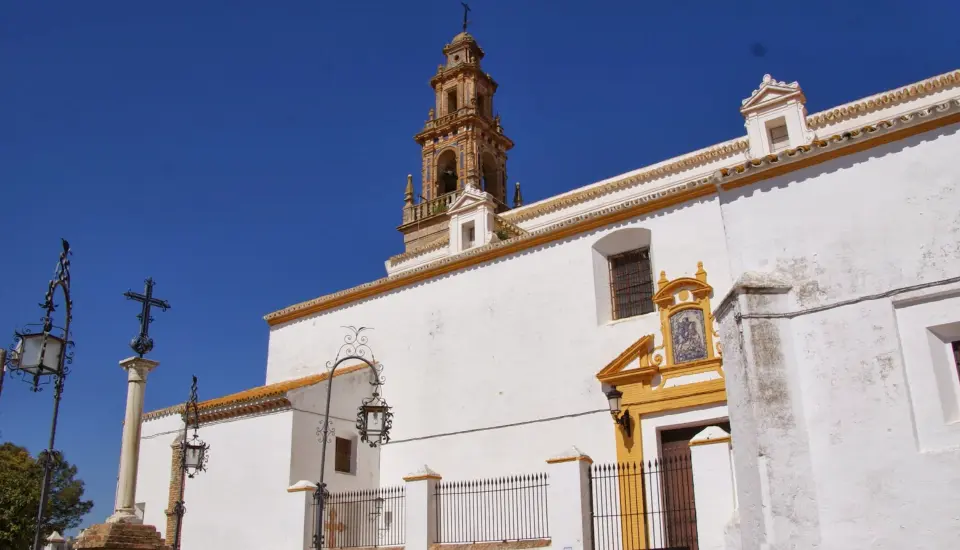 Proyecto nuevo (6) Iglesia blanca con campanario bajo cielo azul.