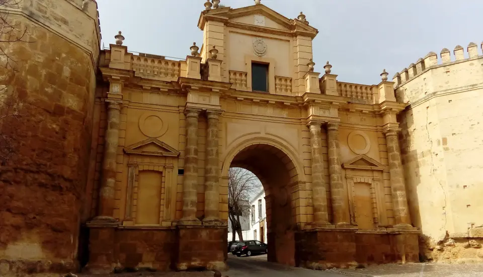 Puerta de Córdoba (Carmona) 1 Puerta histórica de piedra en una muralla antigua.