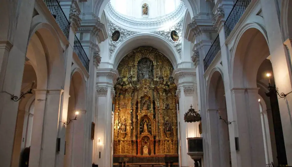 Templo del Salvador (Carmona) Interior de iglesia con retablo dorado espectacular