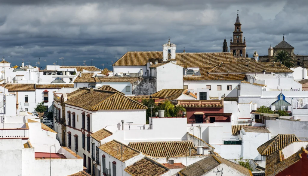Casas blancas y tejados en pueblo español