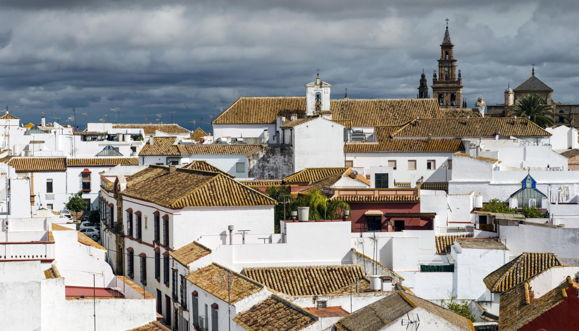 Casas blancas y tejados en pueblo español