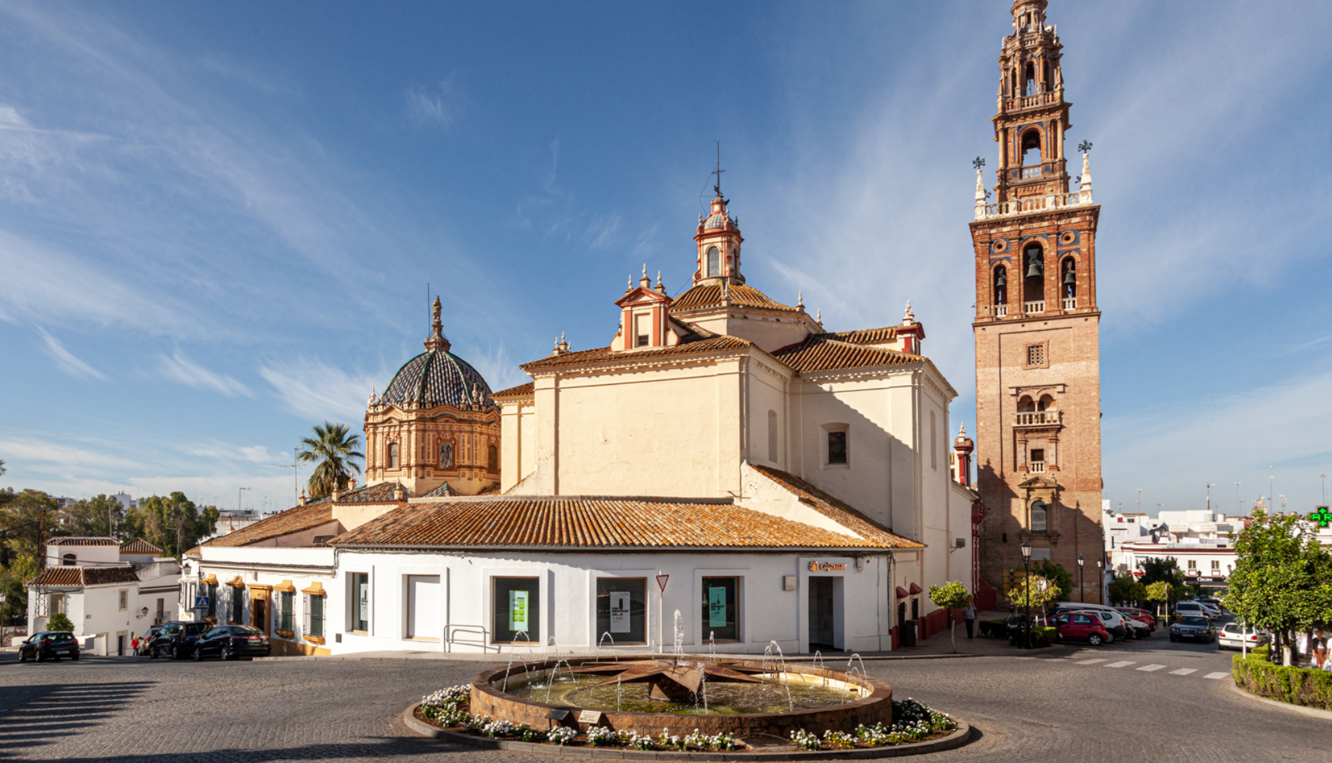 Iglesia y torre en plaza soleada española