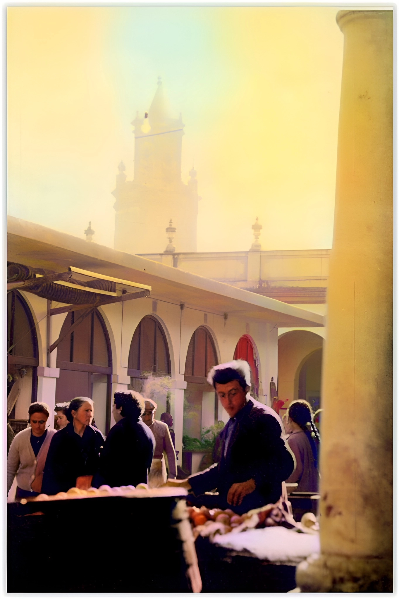 Plaza de abastos con antiguas tiendas 3 Mercado al aire libre con personas y torre de iglesia.