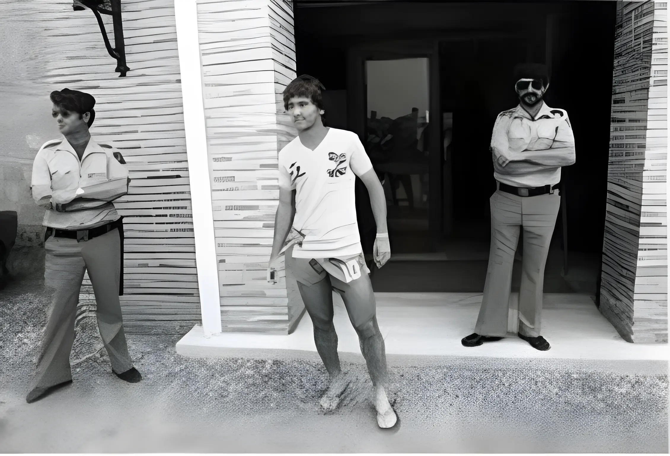 parador. jugador brasil, zico, mundial españa 82 Tres personas frente a una entrada moderna