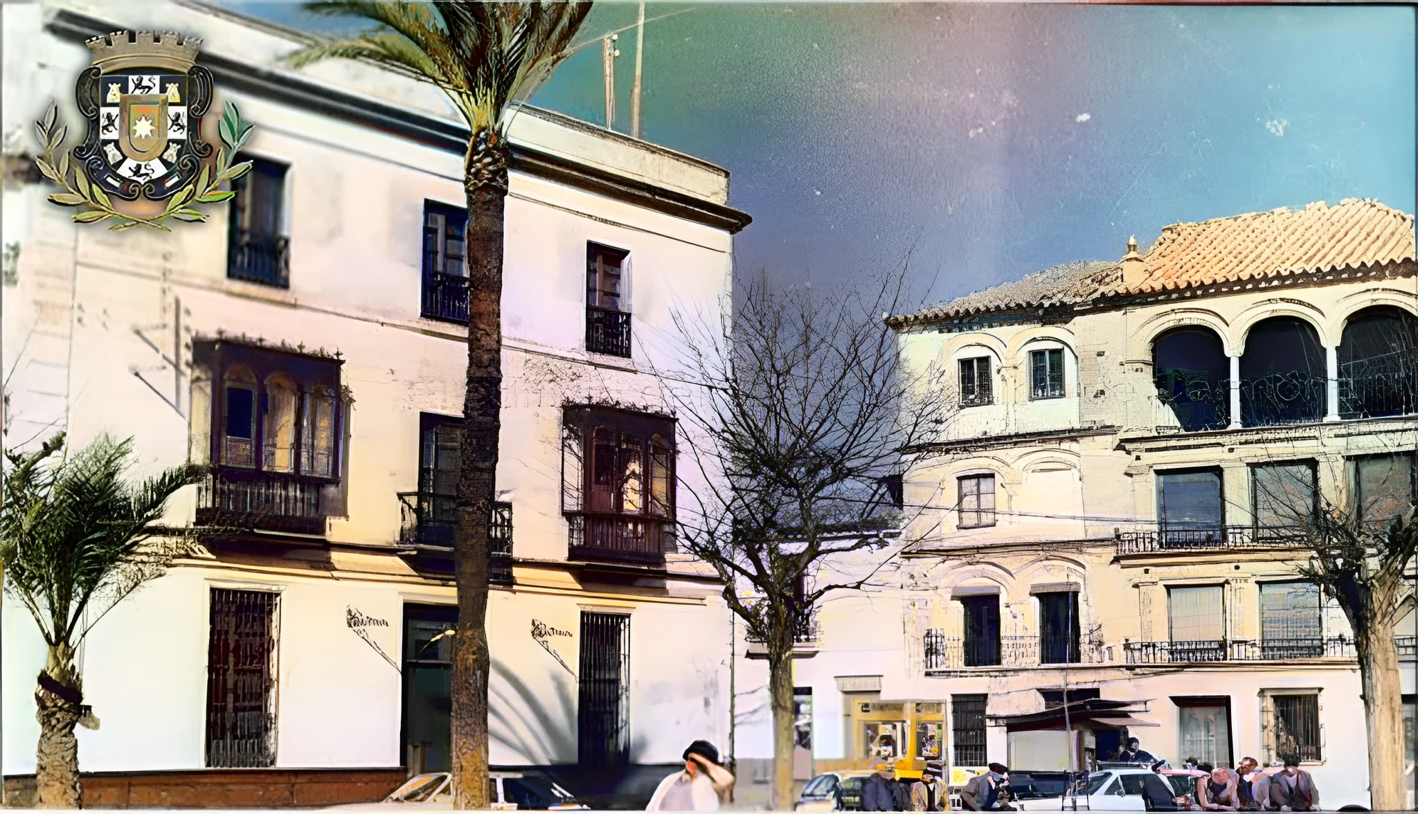 plaza san fernando edificio antiguo casino a color Fachada de edificios históricos con palmeras.