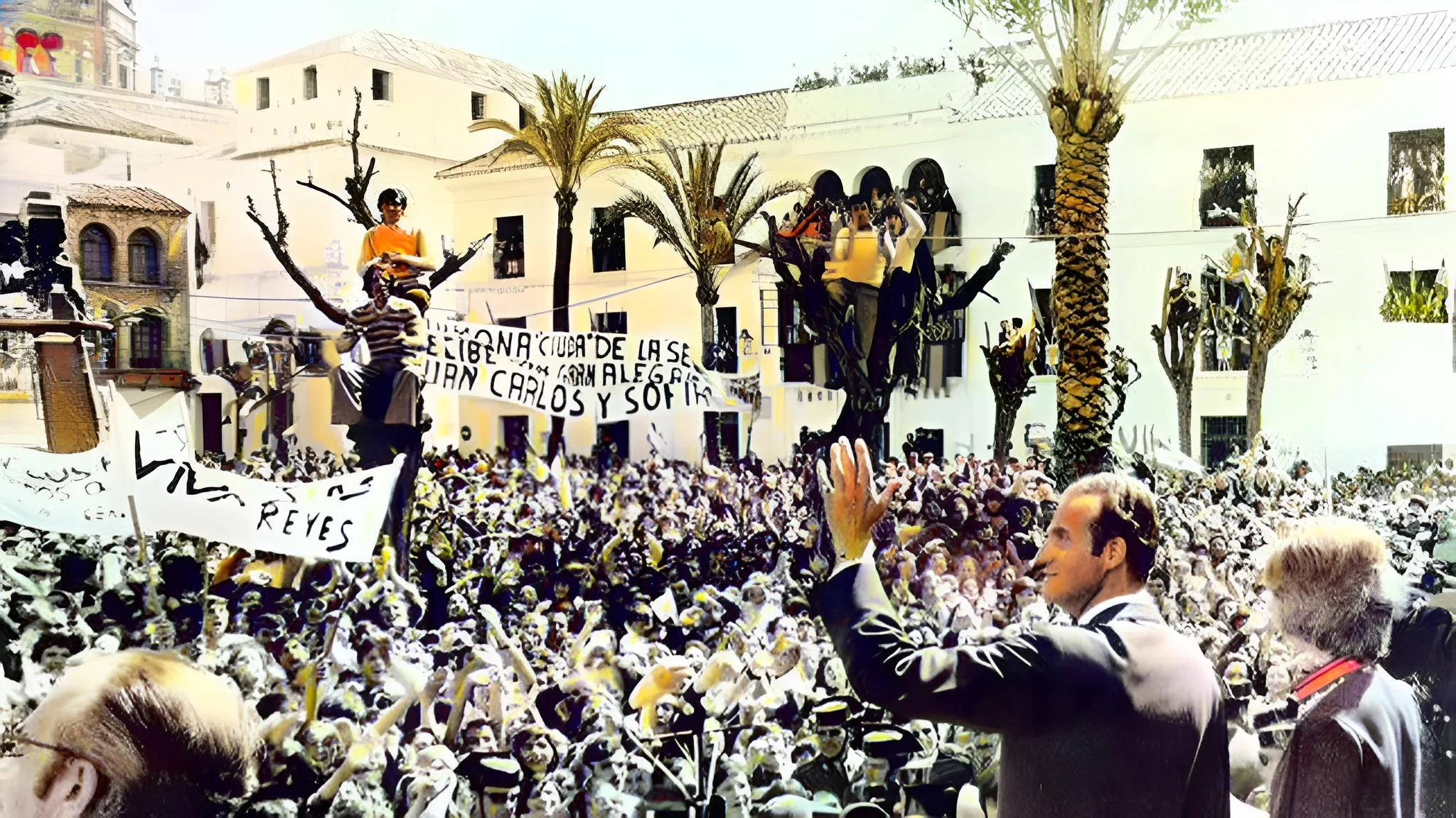 plaza san fernando los reyes visitando la ciudad en 1976 Multitud en plaza, pancartas de bienvenida, ambiente festivo.