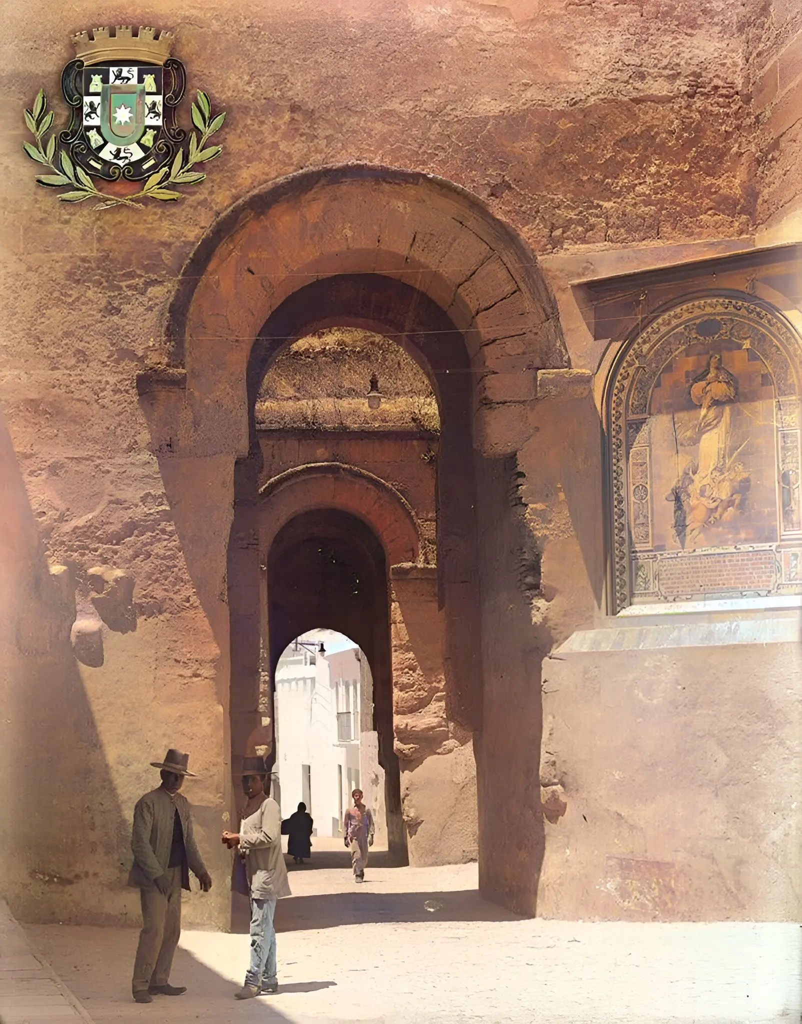 puerta sevilla antigua ceramica con virgen Antiguo arco de entrada ciudad con escudo.