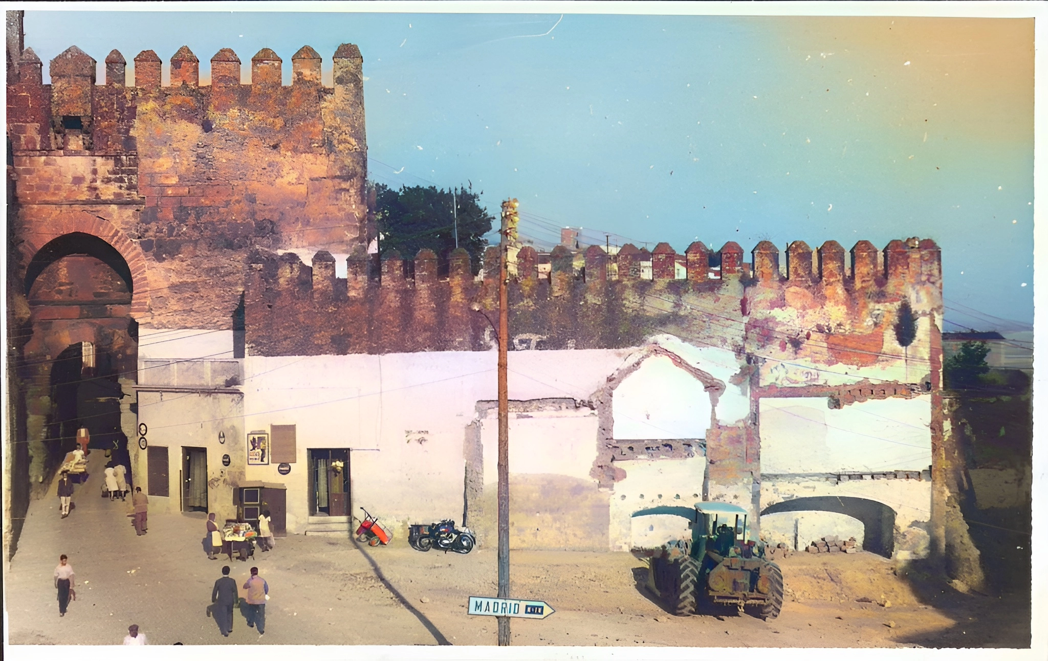 puerta sevilla derrumbando edificios adosados Antiguas murallas y tractor en ciudad marroquí.