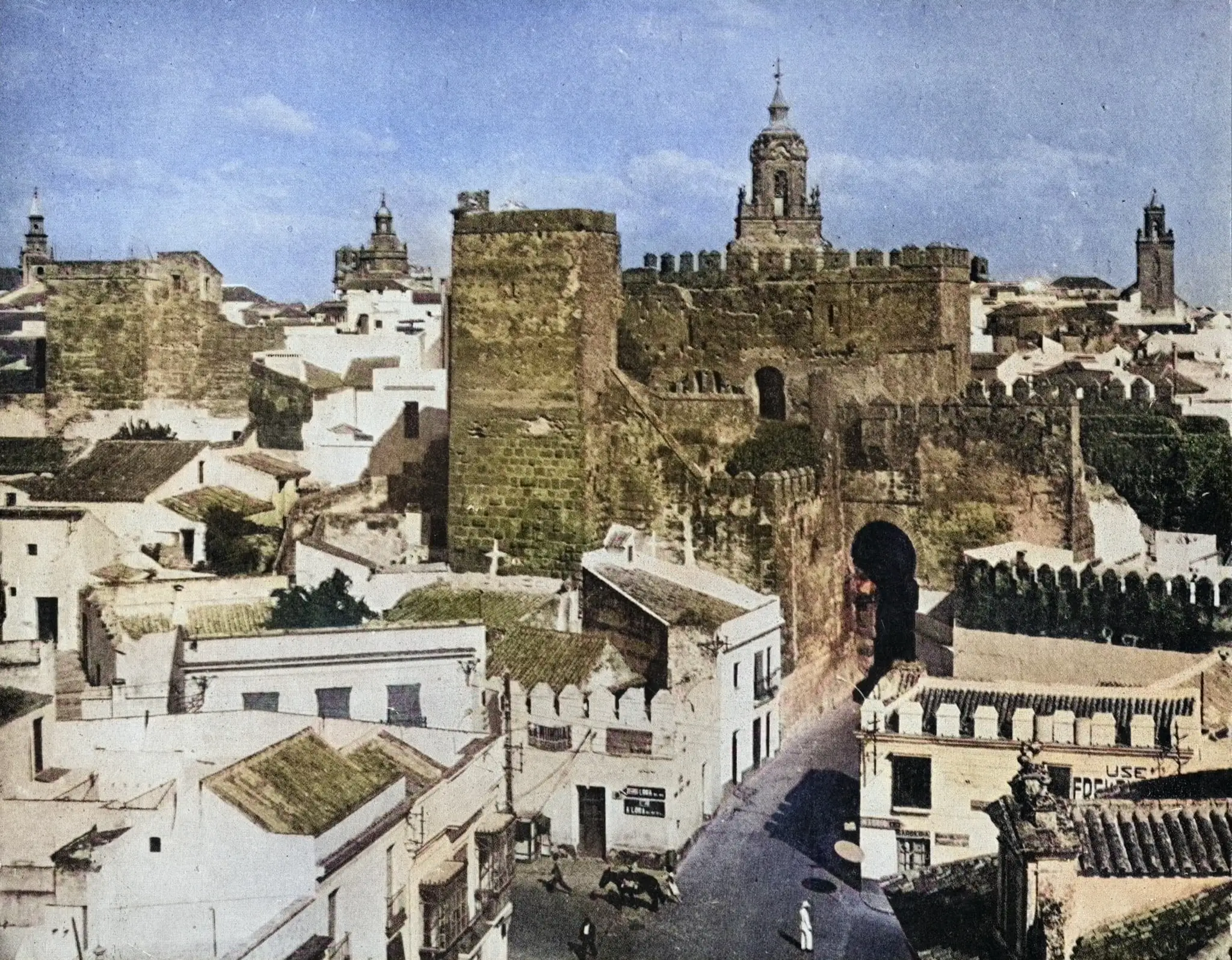 puerta sevilla llena de casas adosadas Vista de antigua muralla y torre.
