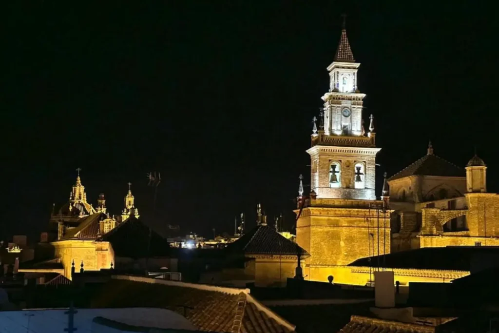 Iglesia iluminada de noche en ciudad española