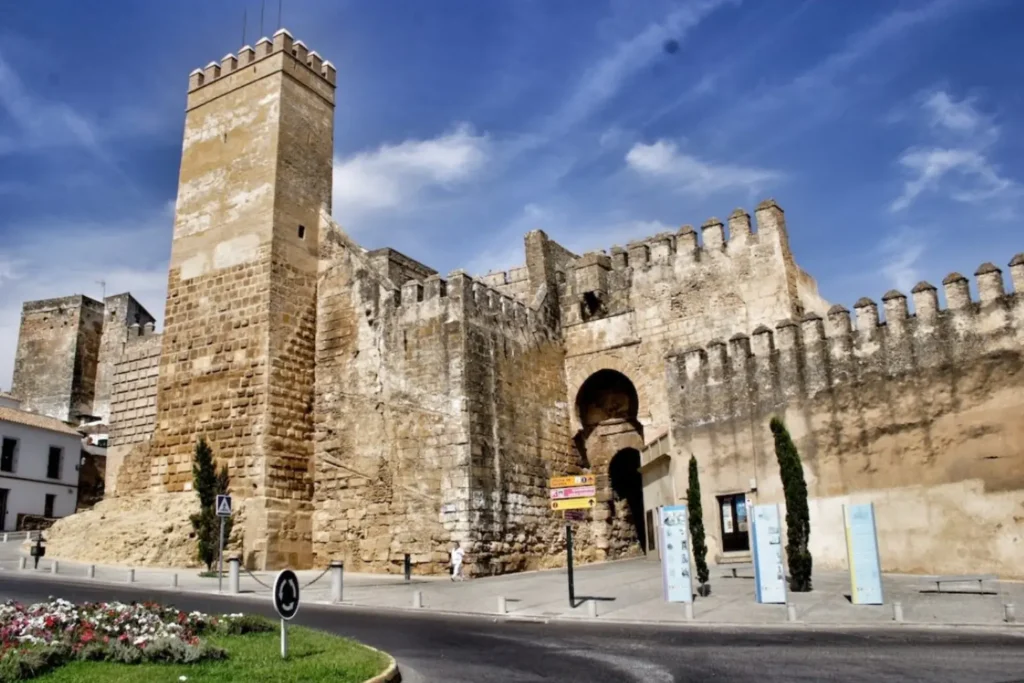 Antigua fortaleza de piedra con torre alta.