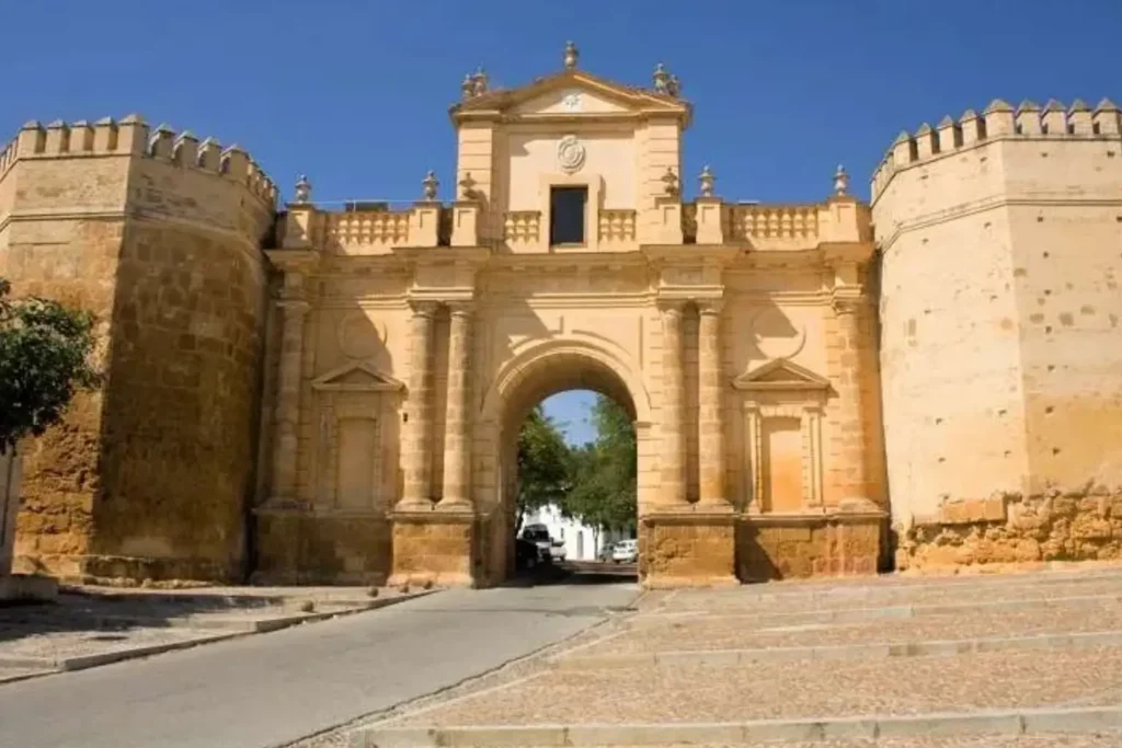 Entrada monumental de piedra en España